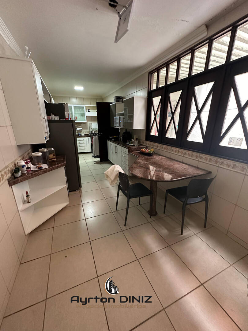 Casa à venda com 4 quartos, 350m² - Foto 21